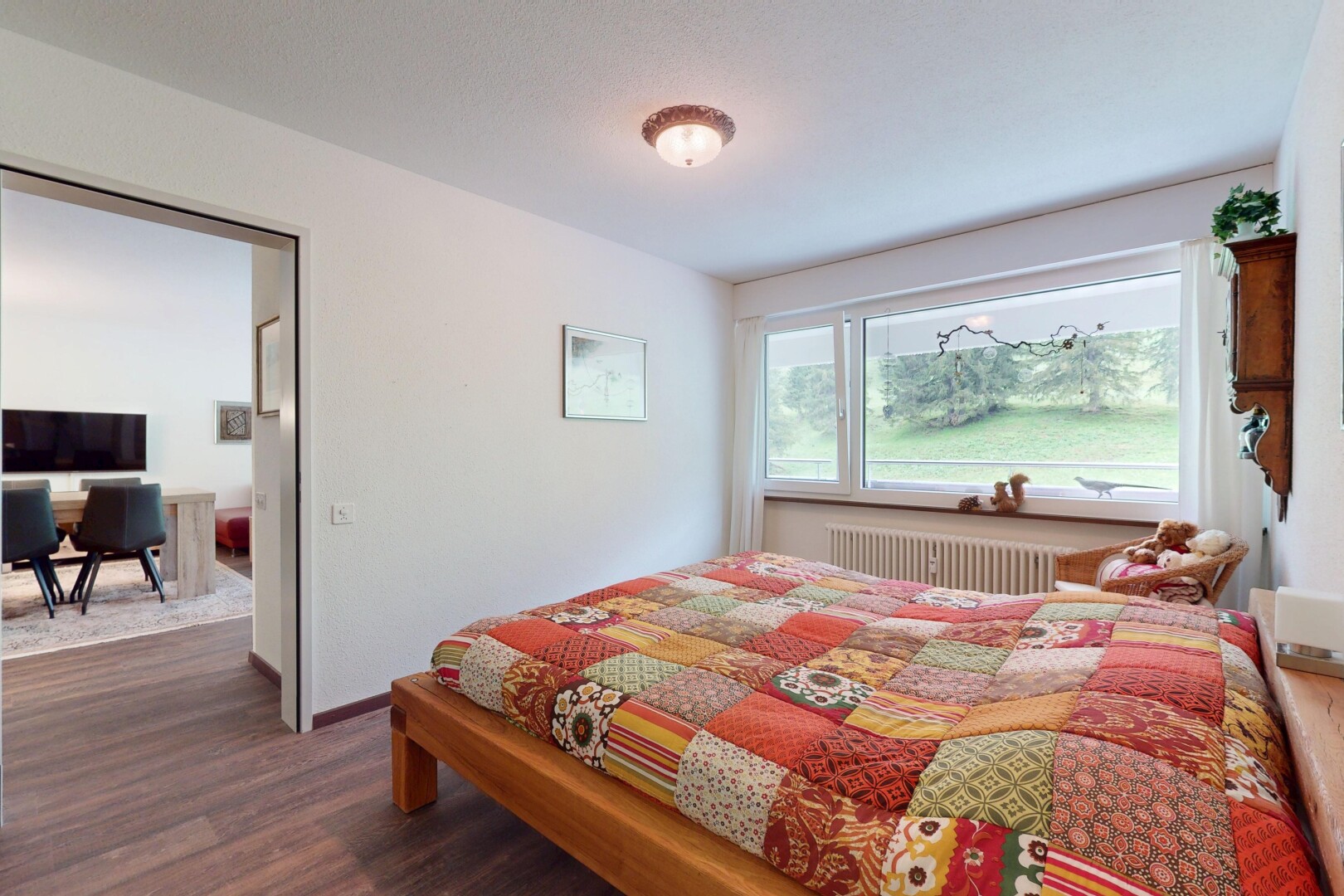 zimmer / schlafzimmer mit fernseher, kühler, natürliches licht, natural light, und inside property