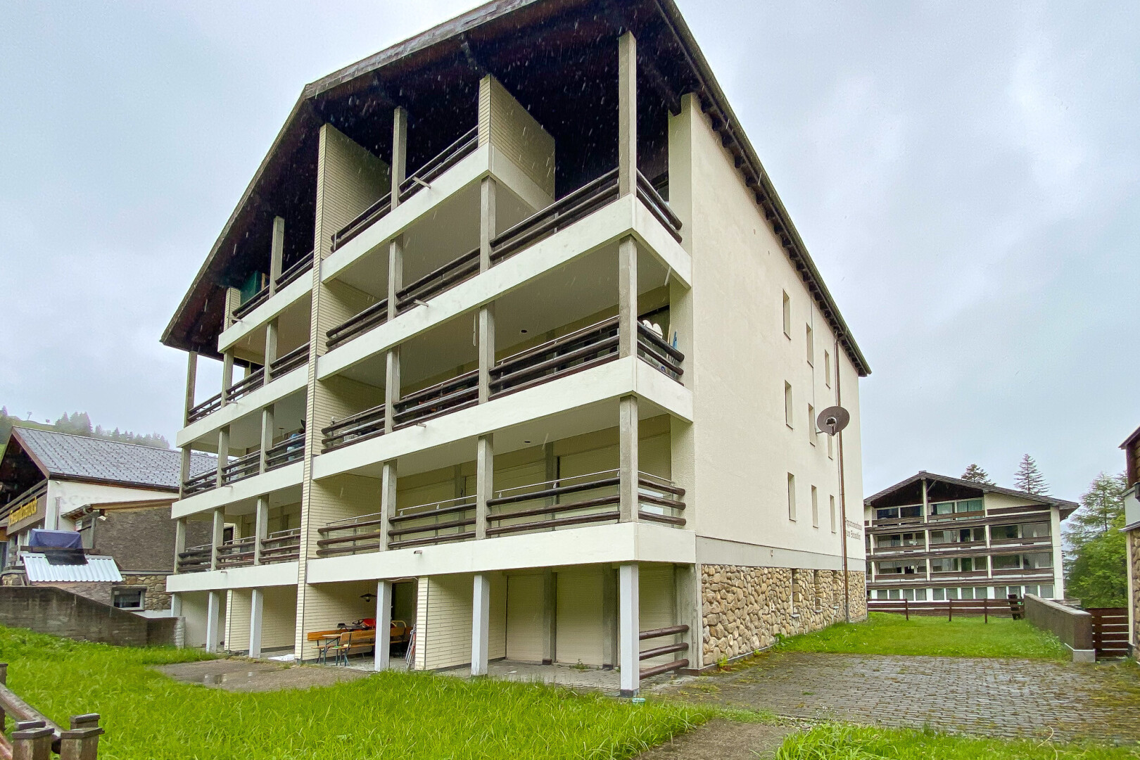 außenansicht mit property visible, overcast, und balkon