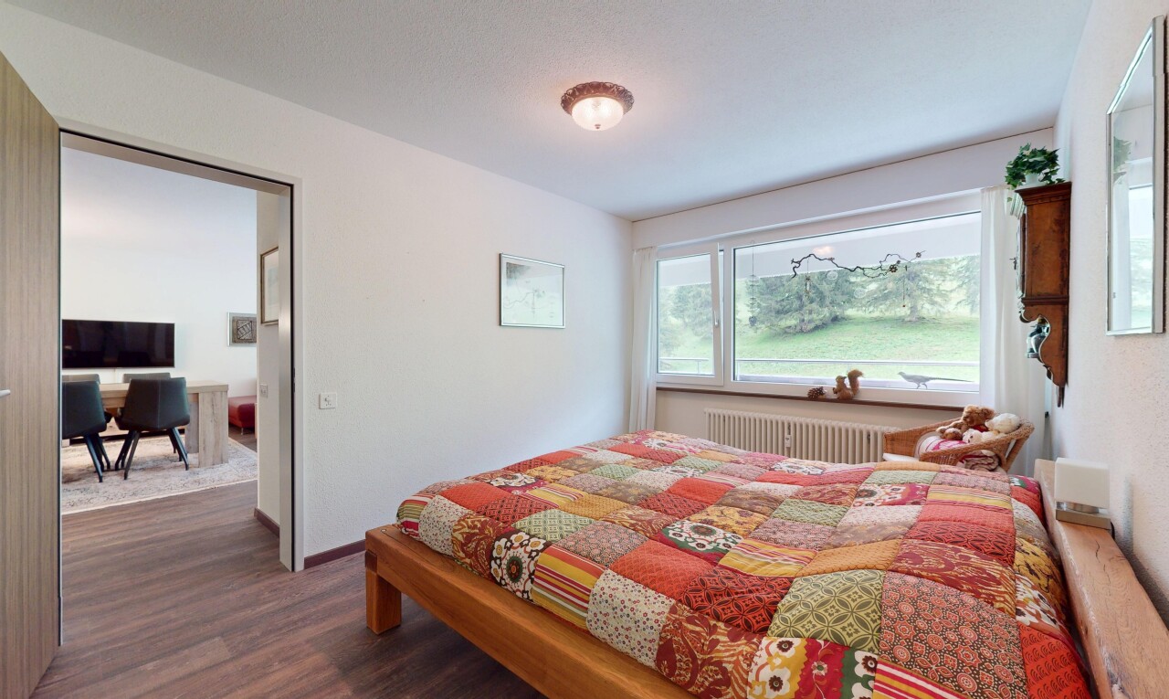 zimmer / schlafzimmer mit fernseher, kühler, natürliches licht, natural light, und inside property