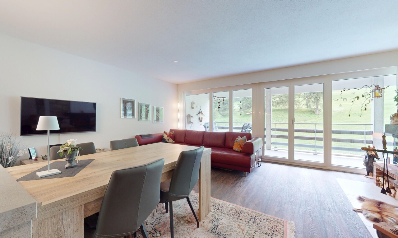 wohn- / esszimmer mit fernseher, inside property, holzfußboden, wood finish floor, und natürliches licht