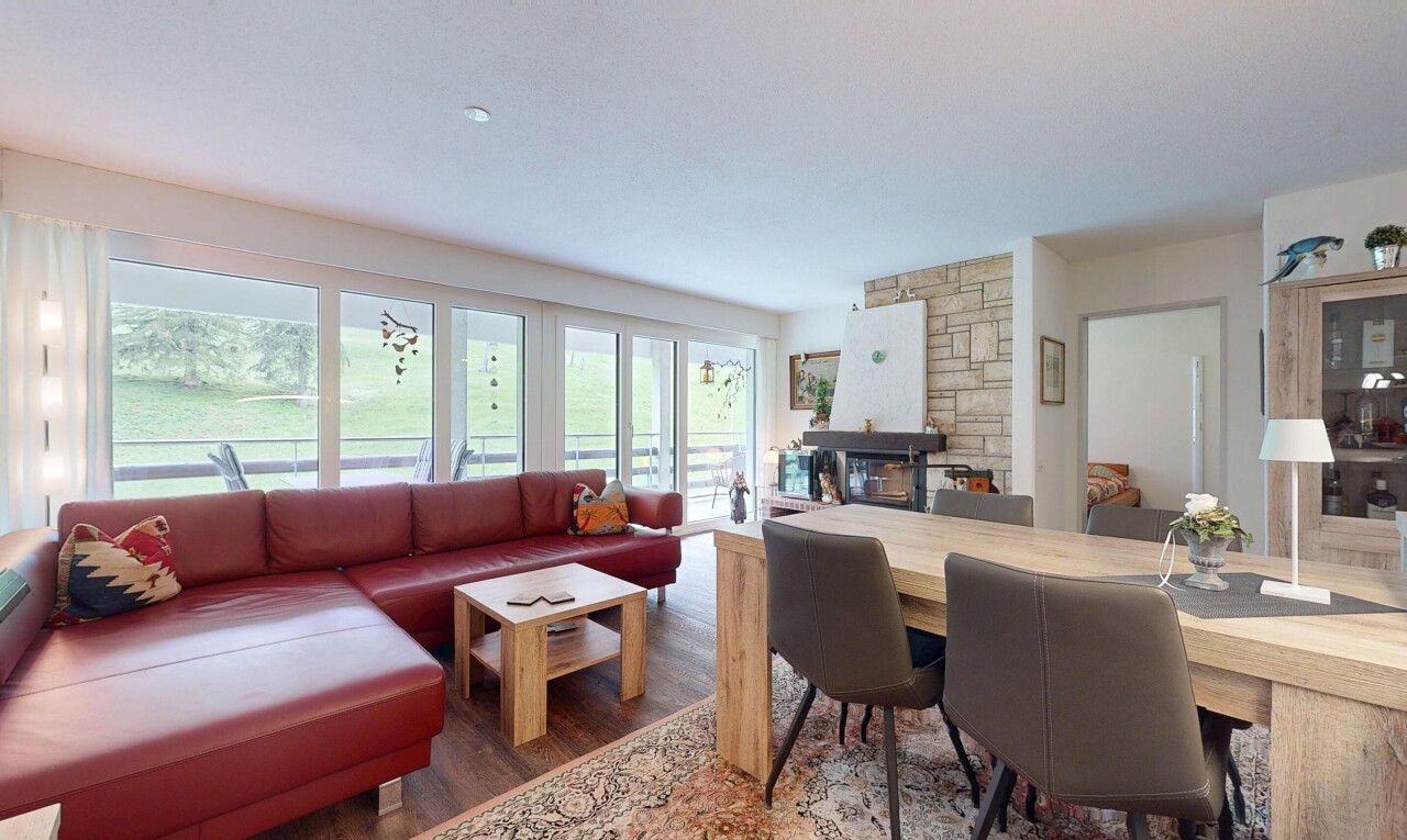 wohn- / esszimmer mit natürliches licht, natural light, holzfußboden, wood finish floor, und inside property