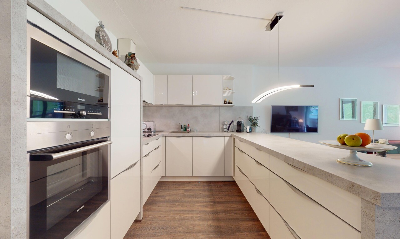 küche mit fernseher, ofen, küchenrückwand beim herd, küchenrückwand beim Herd, und inside property