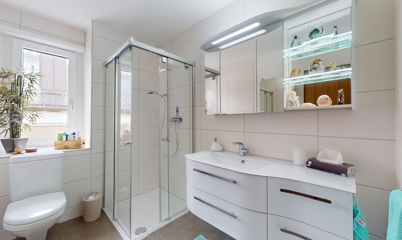 bad mit waschbecken, tile shower, fliesenwand, tile wall, und schminktisch