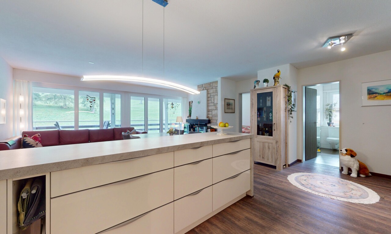 küche mit inside property, holzfußboden, wood finish floor, arbeitsplatten, und natürliches licht