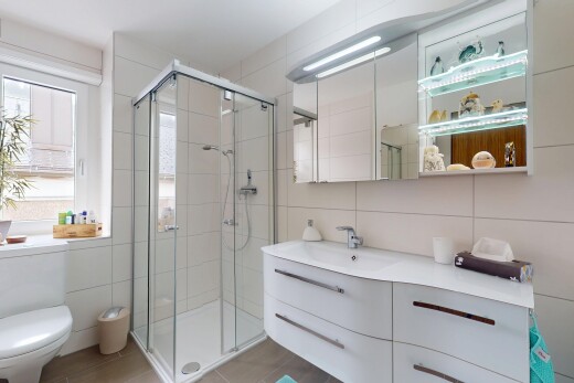 bad mit waschbecken, tile shower, fliesenwand, tile wall, und schminktisch