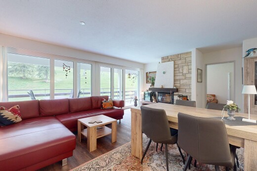 wohn- / esszimmer mit natürliches licht, natural light, holzfußboden, wood finish floor, und inside property