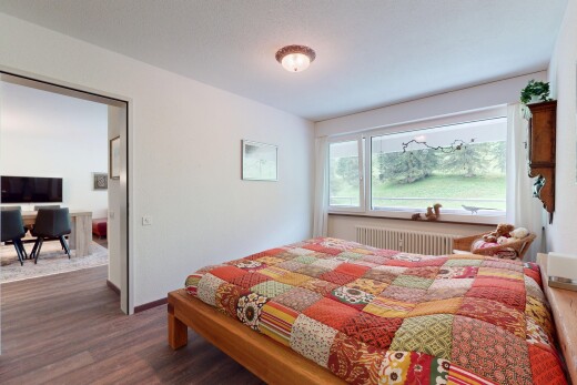 zimmer / schlafzimmer mit fernseher, kühler, natürliches licht, natural light, und inside property