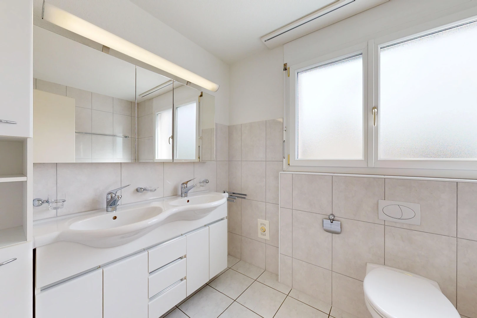 salle de bains avec double vasque, salle de bain complète, évier, sol en carrelage, et tile floor