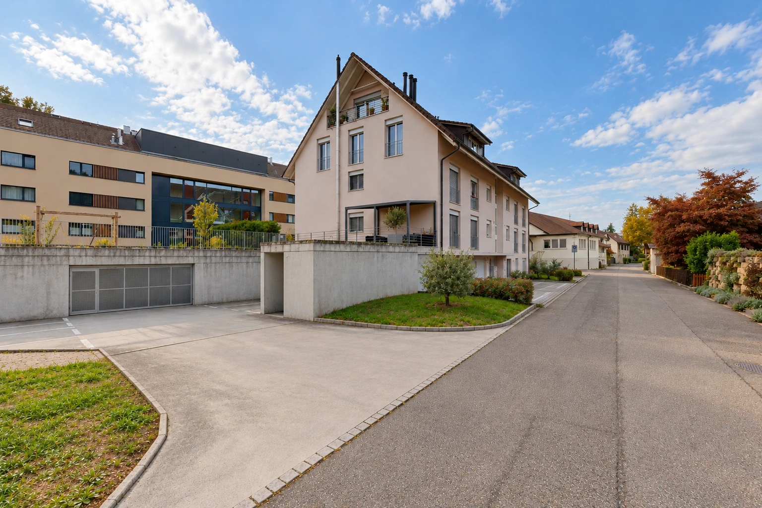 façade avec clôture, from community, day time, et apartment complex view