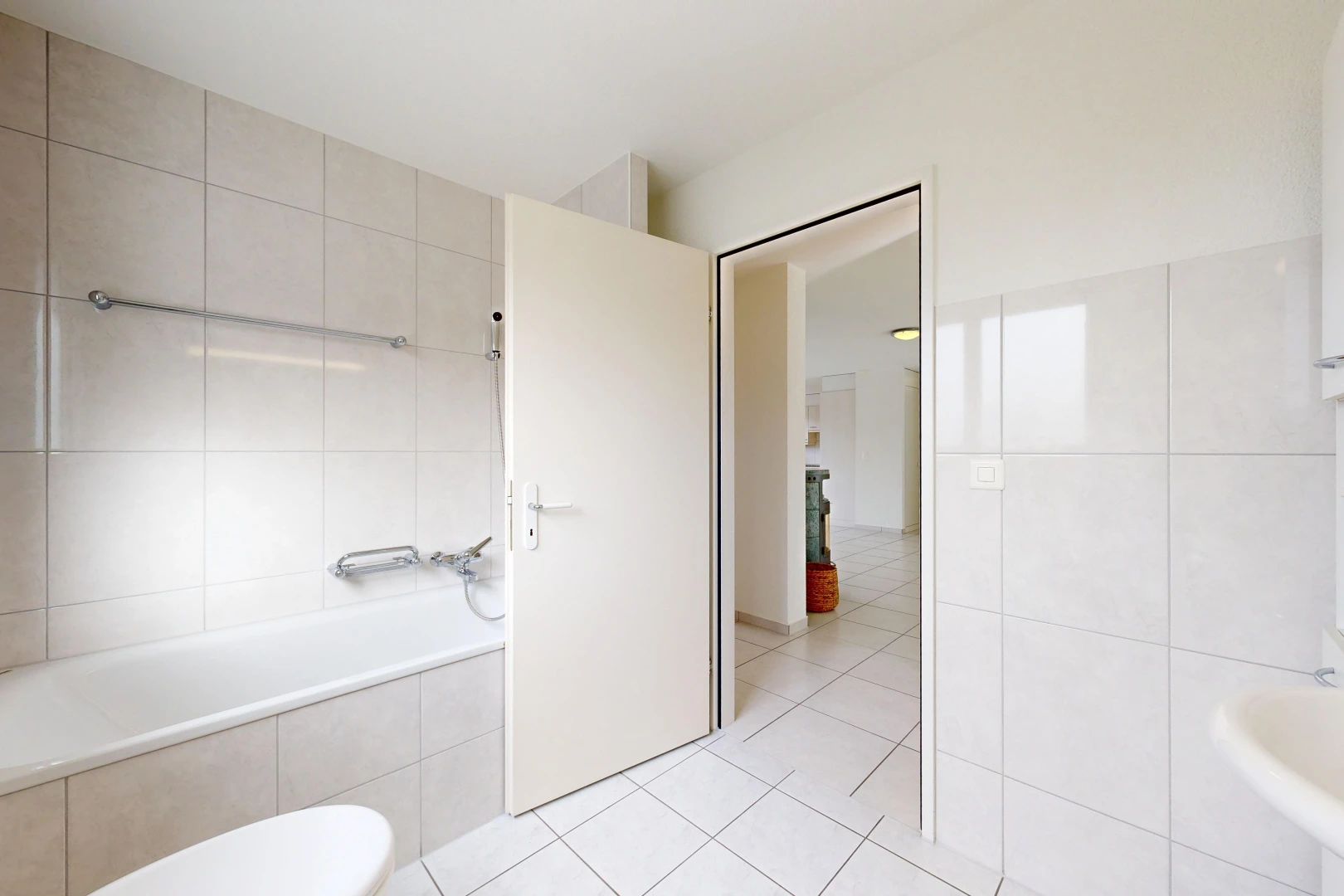 salle de bains avec salle de bain complète, tile floor, sol en carrelage, light floor, et tile wall