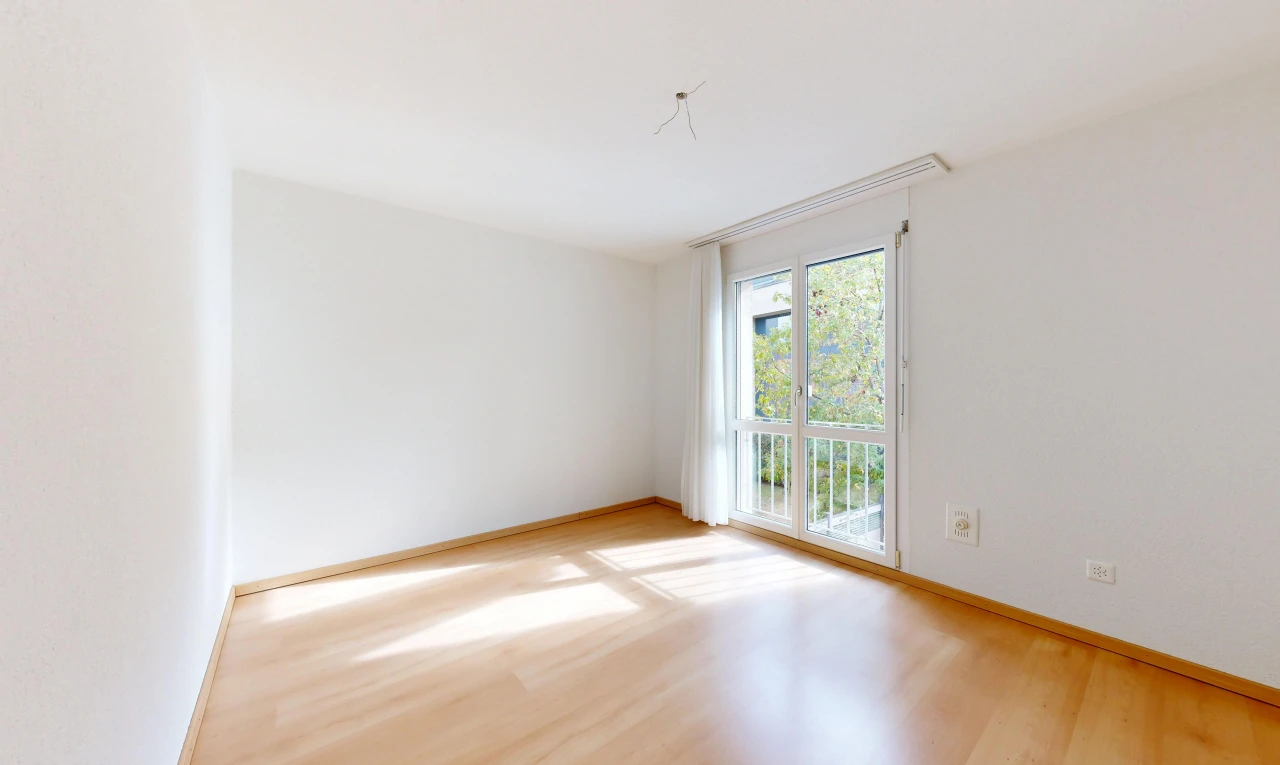 pièce vide avec cloison sèche, drywall, sol en finition bois, wood finish floor, et plinthes murales