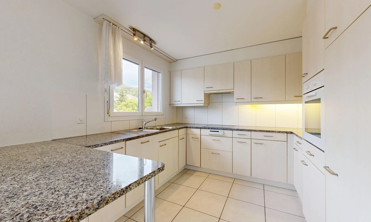 cuisine avec plans de travail en pierre, stone countertops, four, light floor, et sol en carrelage