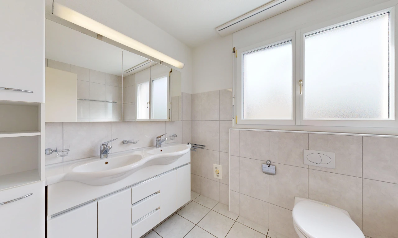 salle de bains avec double vasque, salle de bain complète, évier, sol en carrelage, et tile floor