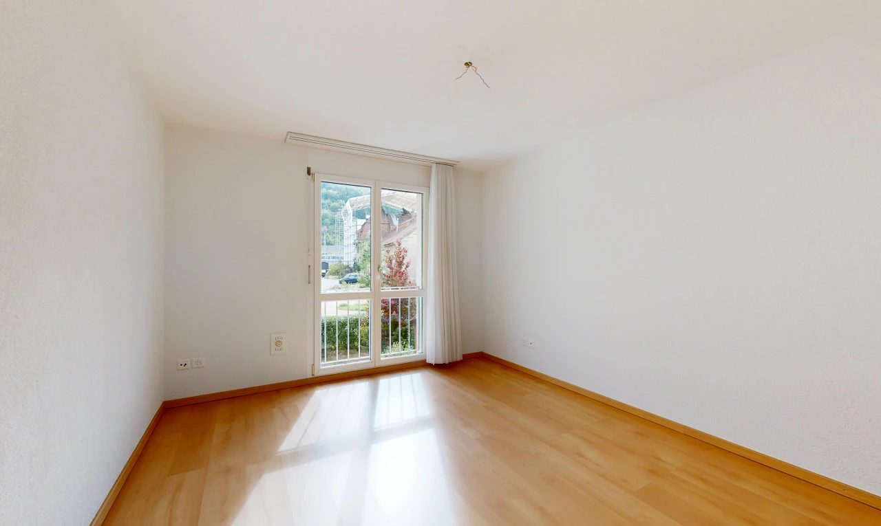 pièce vide avec cloison sèche, drywall, plinthes murales, baseboards wall, et sol en finition bois