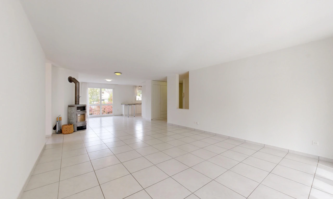 pièce vide avec poêle à bois, cloison sèche, drywall, light floor, et inside property