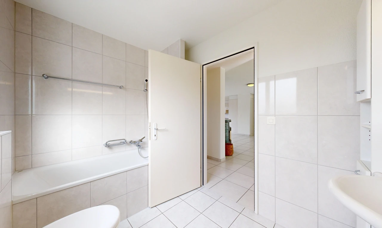 salle de bains avec salle de bain complète, tile floor, sol en carrelage, light floor, et tile wall