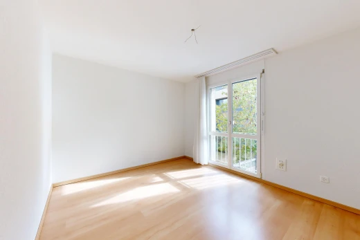 pièce vide avec cloison sèche, drywall, sol en finition bois, wood finish floor, et plinthes murales