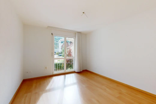 pièce vide avec cloison sèche, drywall, plinthes murales, baseboards wall, et sol en finition bois