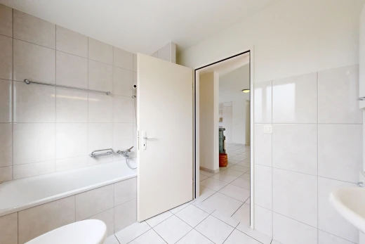 salle de bains avec salle de bain complète, tile floor, sol en carrelage, light floor, et tile wall