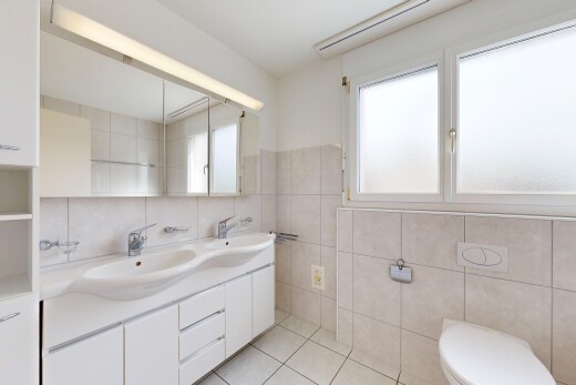 bad mit doppelwaschtisch, komplettes badezimmer, waschbecken, fliesenboden, und tile floor