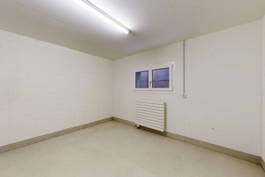 leerer raum mit betonboden, concrete floor, kühler, inside community, und sockelleisten