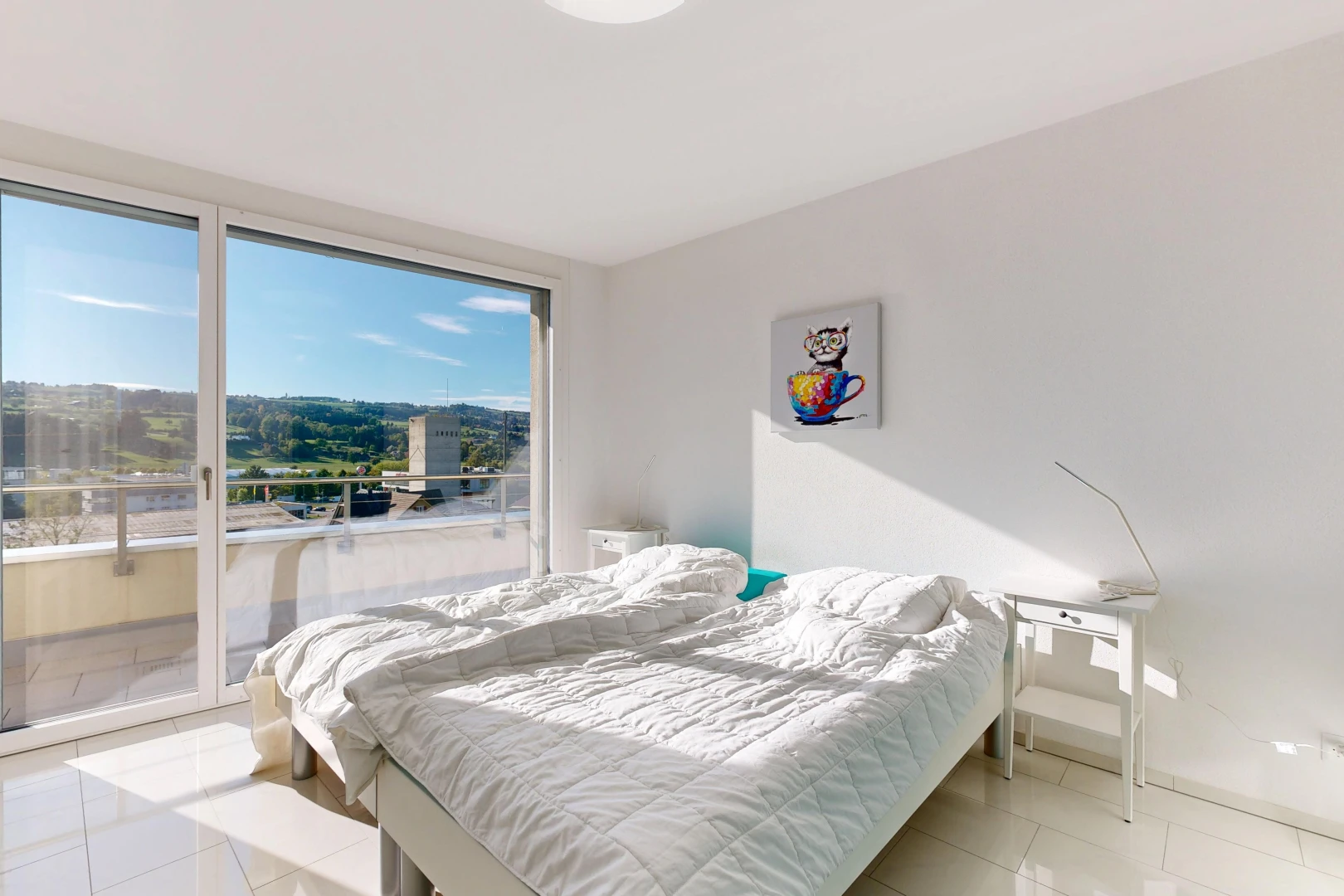 zimmer / schlafzimmer mit inside property, außenzugang, gipskartonwand, drywall, und fliesenboden