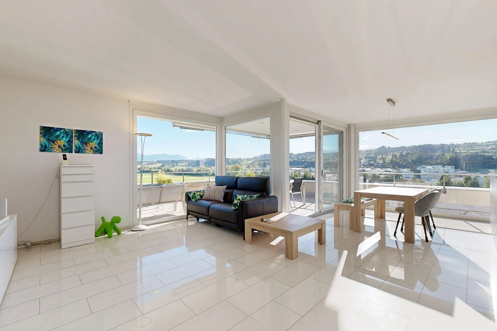 wohn- / esszimmer mit day time, tile floor, fliesenboden, inside property, und drywall