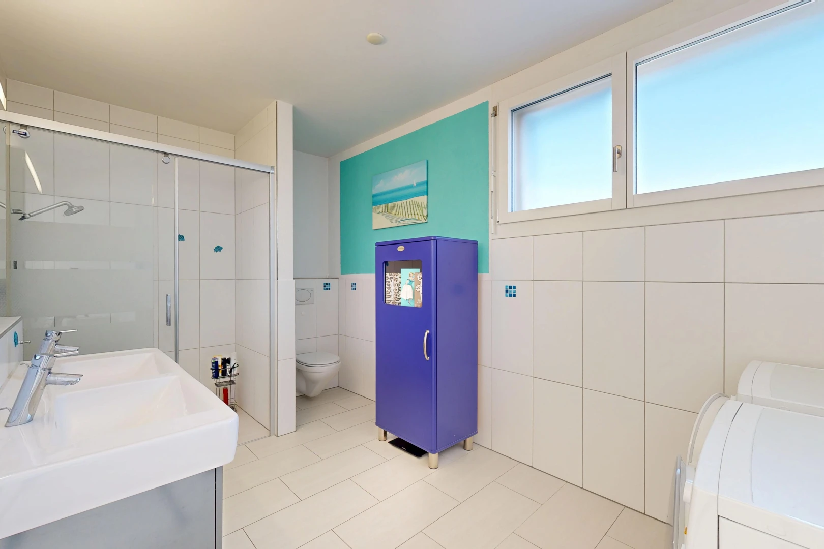 bad mit tile wall, fliesenwand, komplettes badezimmer, dusche, und doppelwaschtisch