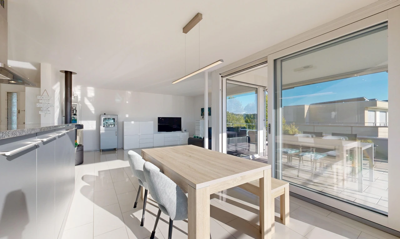 esszimmer mit light floor, fernseher, tile floor, fliesenboden, und drywall