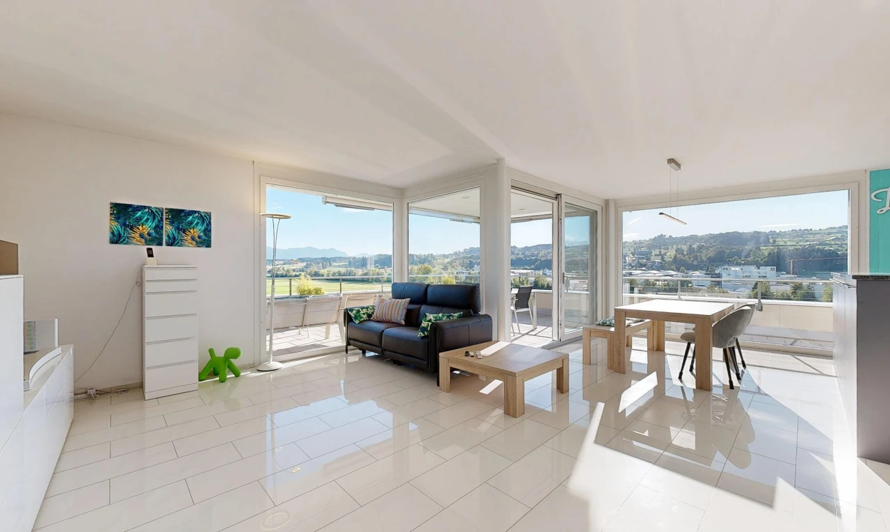 wohn- / esszimmer mit day time, tile floor, fliesenboden, inside property, und drywall