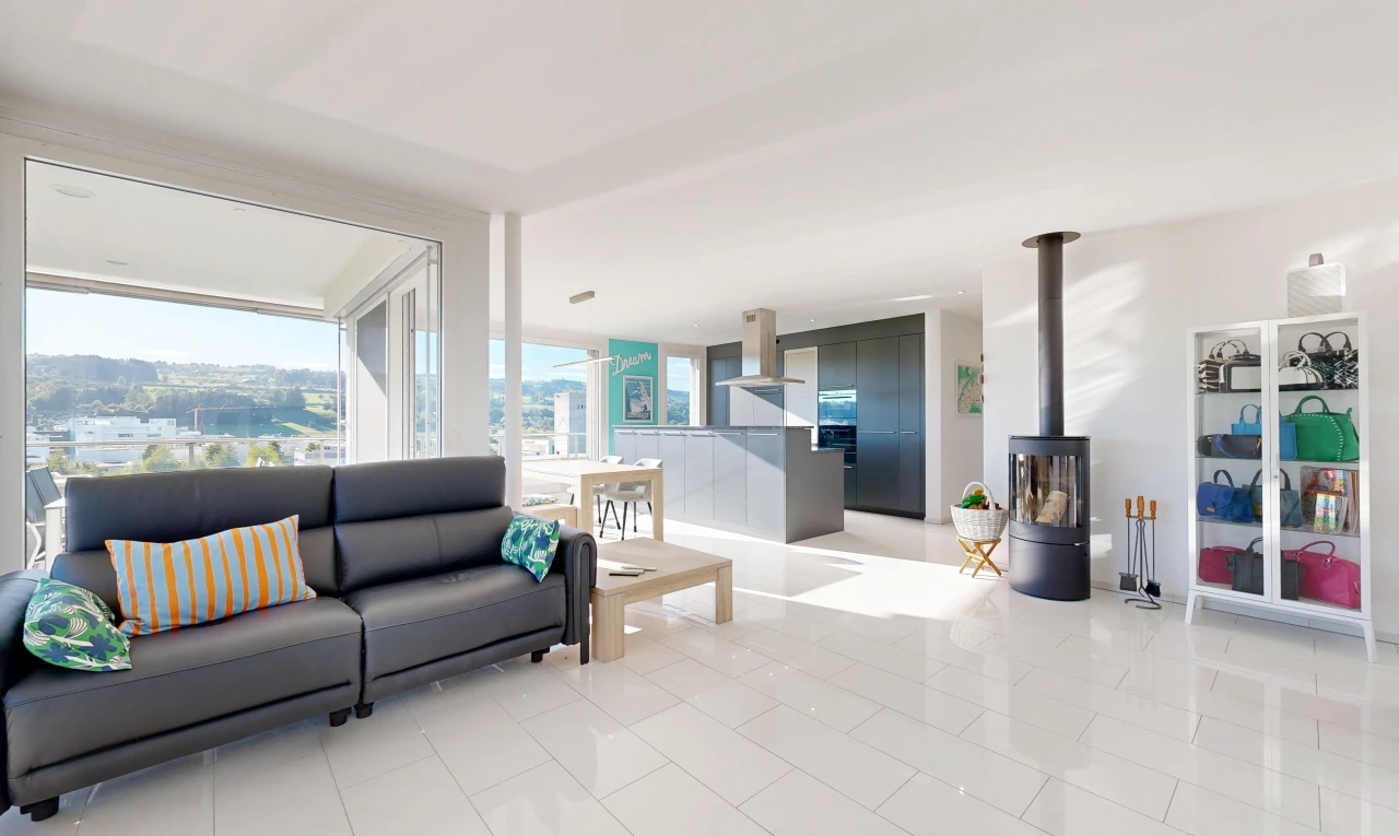 wohnzimmer mit holzofen, inside property, drywall, gipskartonwand, und tile floor