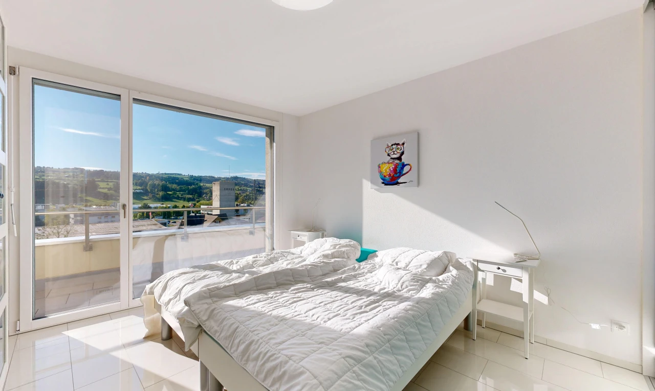 zimmer / schlafzimmer mit inside property, außenzugang, gipskartonwand, drywall, und fliesenboden
