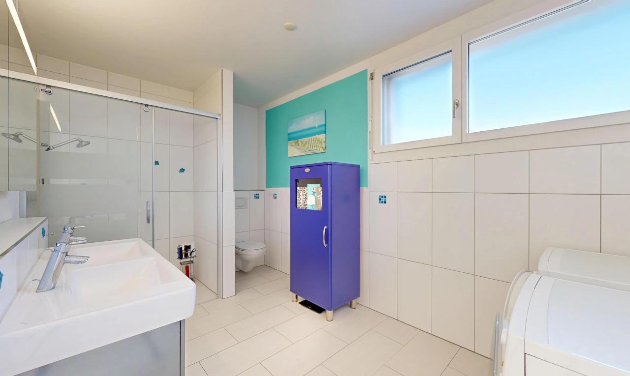 bad mit tile wall, fliesenwand, komplettes badezimmer, dusche, und doppelwaschtisch