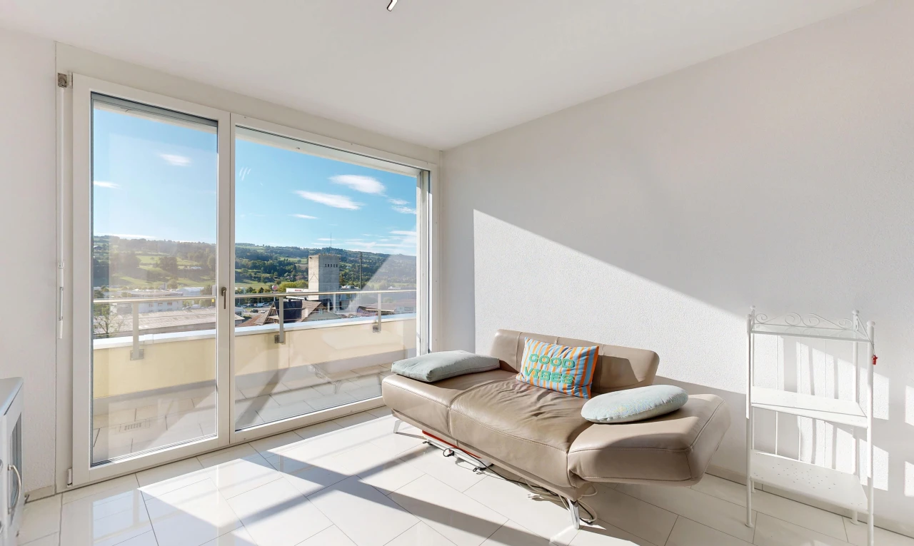 wohnzimmer mit day time, view focus, light floor, fliesenboden, und tile floor