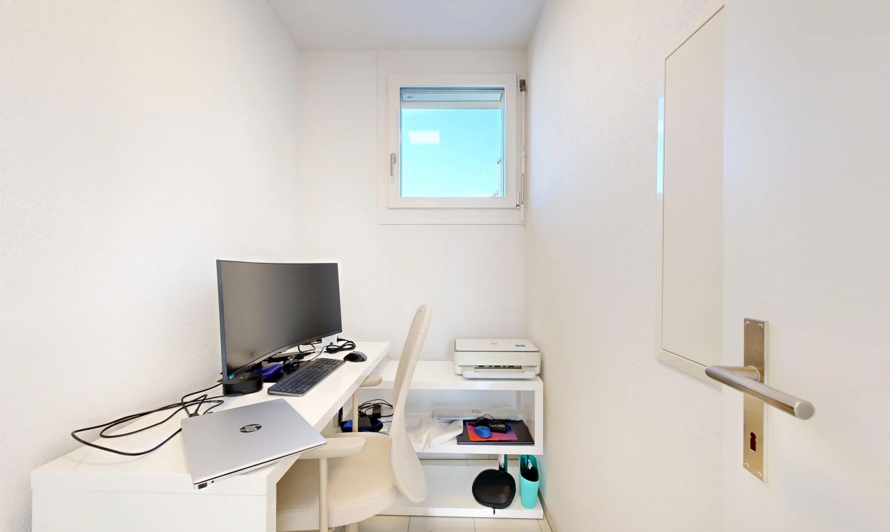 büro mit natürliches licht, drywall, gipskartonwand, fernseher, und tile floor
