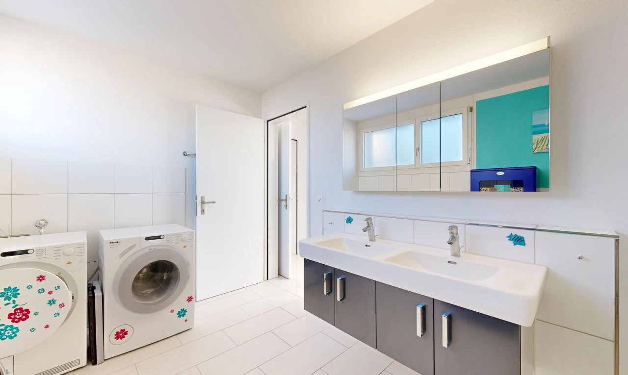 bad mit tumbler, doppelwaschtisch, komplettes badezimmer, light floor, und waschbecken