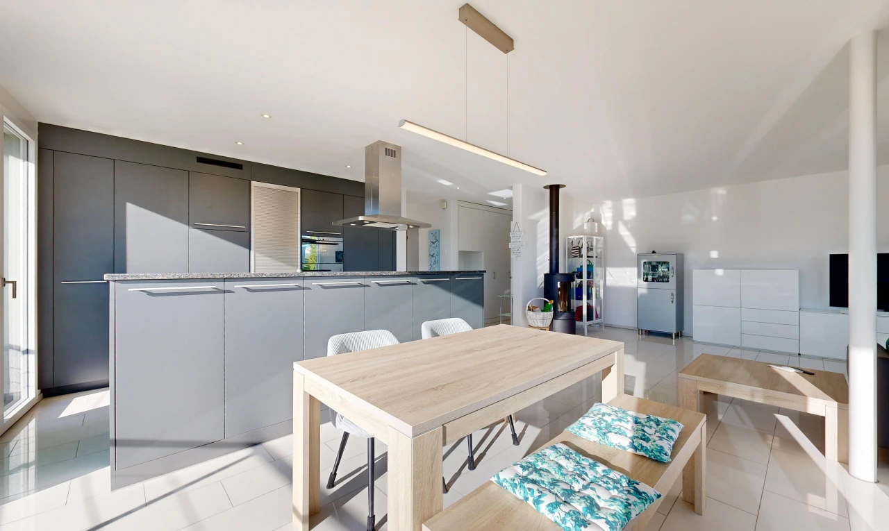 esszimmer mit drywall, gipskartonwand, tile floor, fliesenboden, und light floor