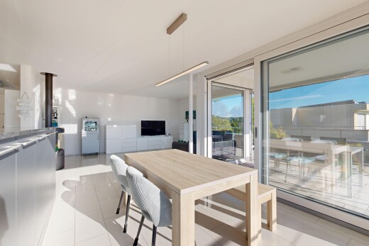 salle à manger avec light floor, télévision, tile floor, sol en carrelage, et drywall
