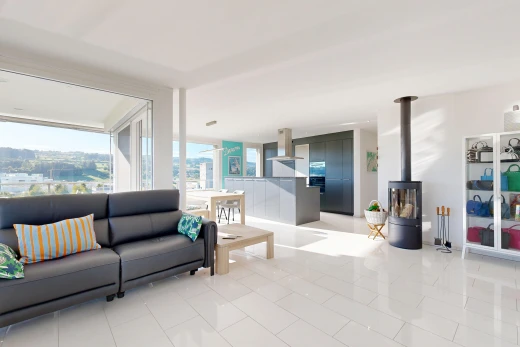 wohnzimmer mit holzofen, inside property, drywall, gipskartonwand, und tile floor