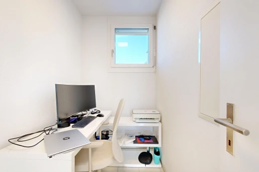 büro mit natürliches licht, drywall, gipskartonwand, fernseher, und tile floor