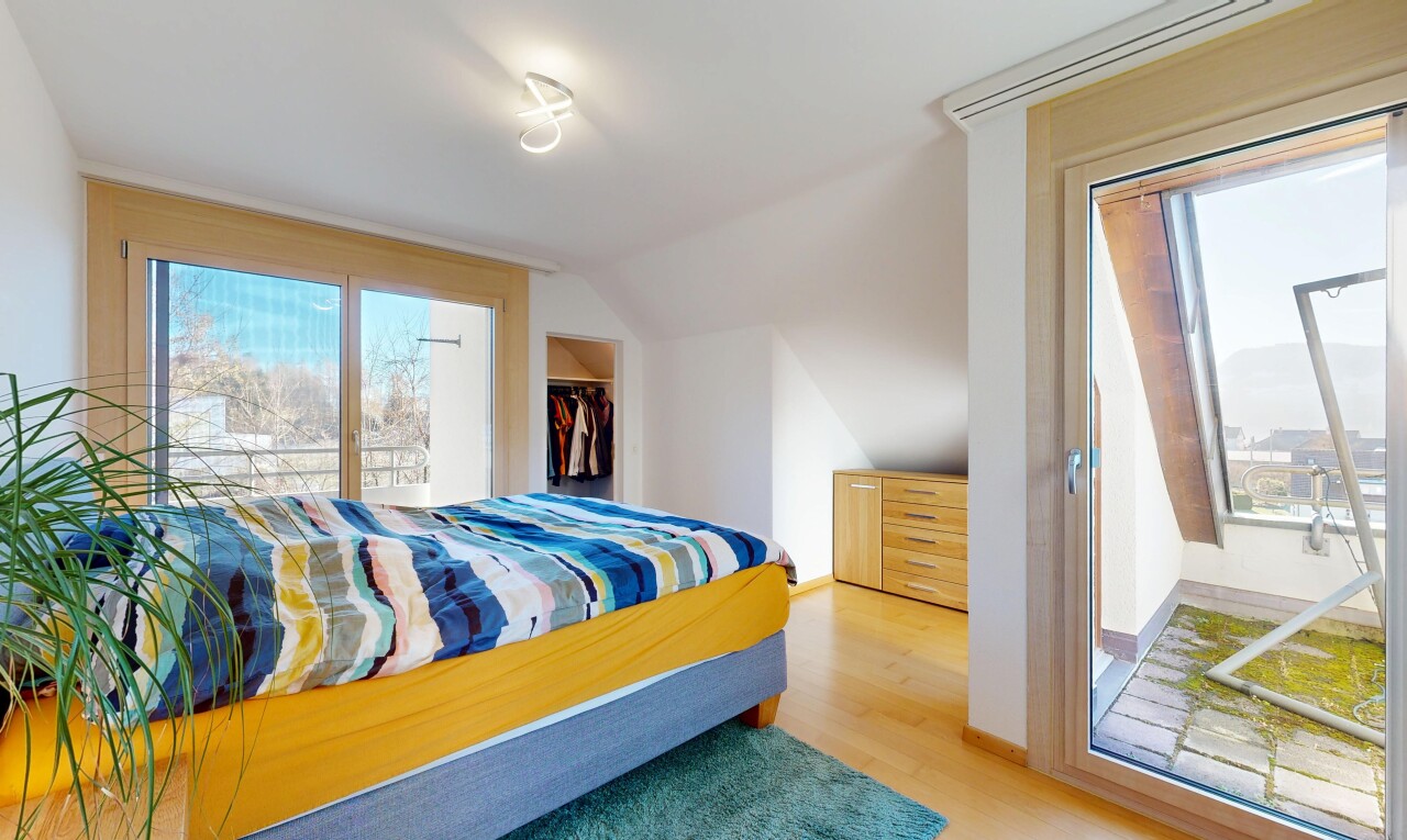 chambre avec lumière naturelle, natural light, inside property, plafond bas, et low ceiling