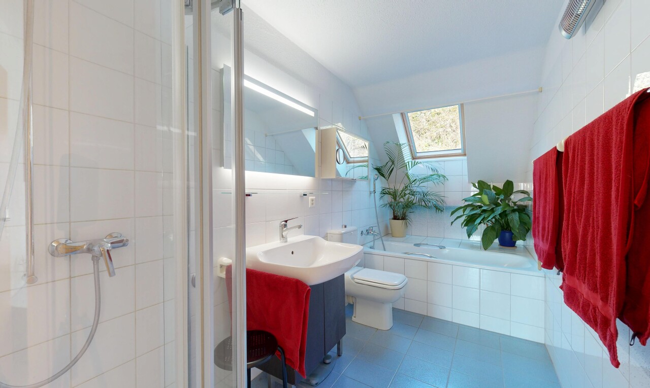 salle de bains avec miroir, salle de bain complète, lavabo (ou coiffeuse selon le contexte), toilette, et sol en carrelage
