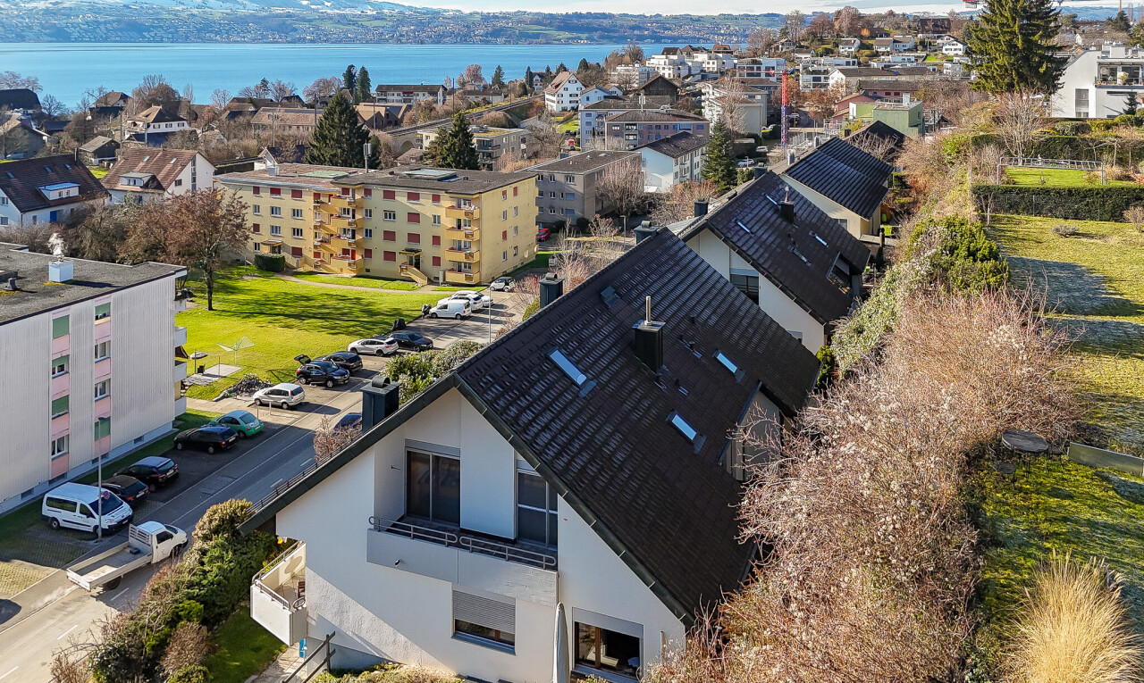 extérieur du bâtiment avec drone view, vue sur l'eau, water view, et day time