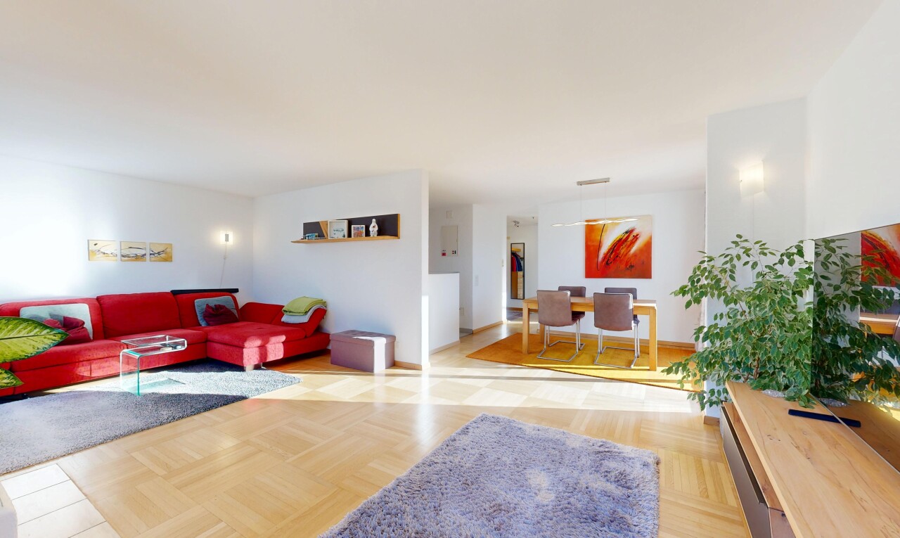 salon / salle à manger avec inside property, cloison sèche, drywall, parquet floor, et télévision