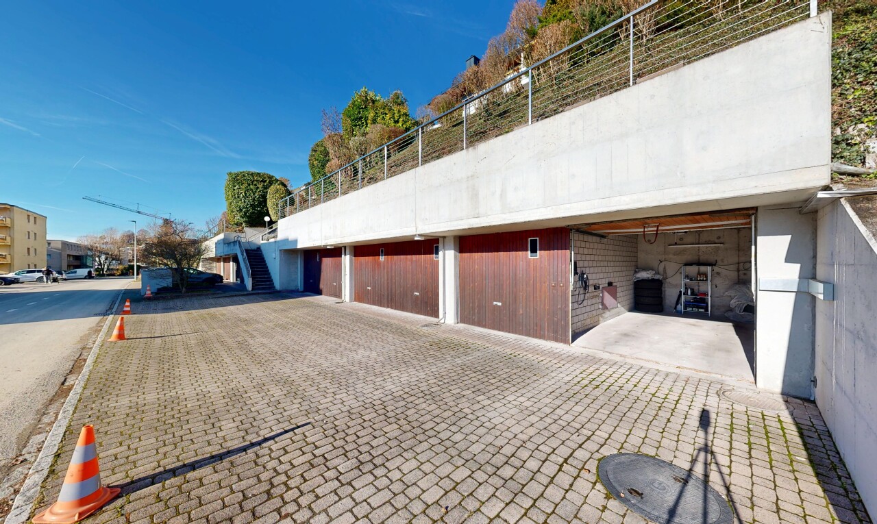 terrasse avec day time, clôture, et allée