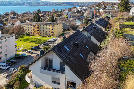 extérieur du bâtiment avec drone view, vue sur l'eau, water view, et day time