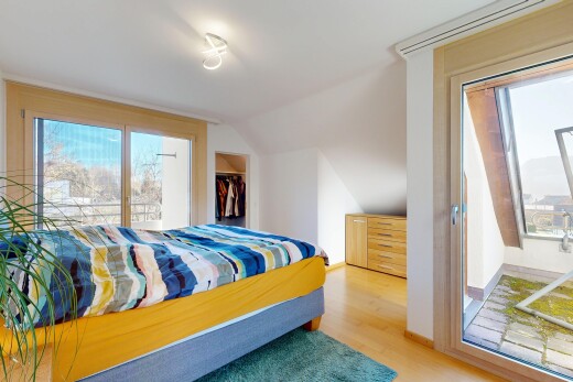 zimmer / schlafzimmer mit natürliches licht, natural light, inside property, niedrige decke, und low ceiling