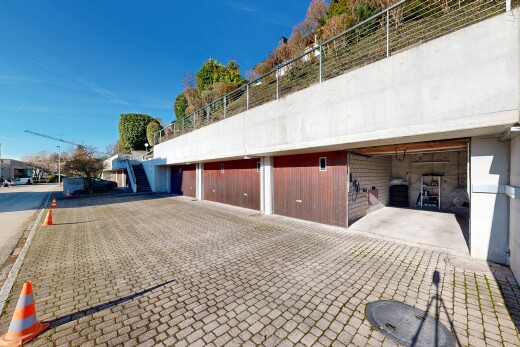 terrasse mit day time, zaun, und auffahrt