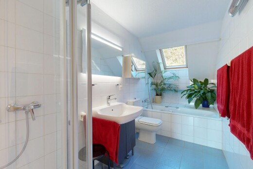salle de bains avec miroir, salle de bain complète, lavabo (ou coiffeuse selon le contexte), toilette, et sol en carrelage