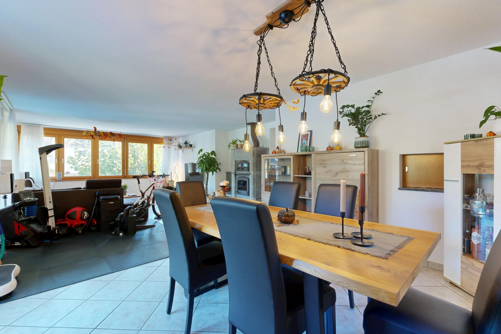 esszimmer mit gipskartonwand, drywall, inside property, und natürliches licht